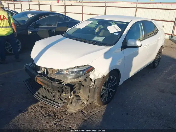 5YFBURHE4HP636603 2017 TOYOTA COROLLA - Image 2