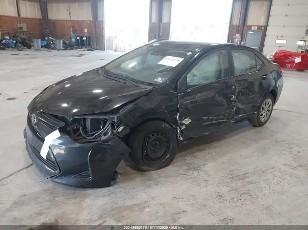 5YFBURHE4HP641008 2017 TOYOTA COROLLA - Image 2