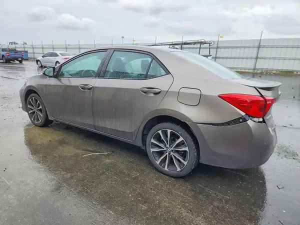 5YFBURHE4HP646127 2017 TOYOTA COROLLA - Image 2
