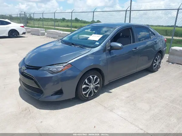5YFBURHE4HP650601 2017 TOYOTA COROLLA - Image 2