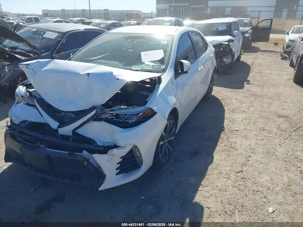 5YFBURHE4HP660173 2017 TOYOTA COROLLA - Image 2