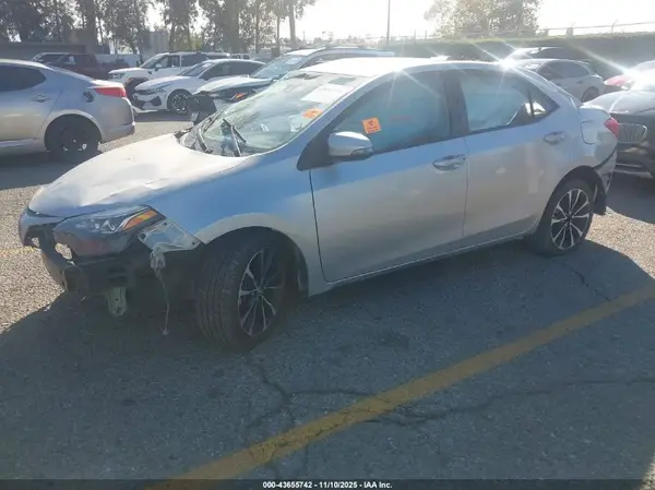 5YFBURHE4HP661825 2017 TOYOTA COROLLA - Image 2