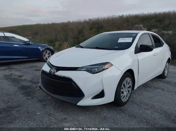 5YFBURHE4HP662943 2017 TOYOTA COROLLA - Image 2