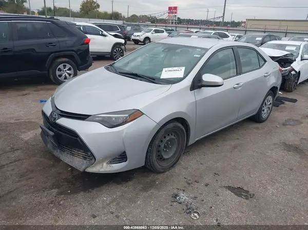 5YFBURHE4HP664403 2017 TOYOTA COROLLA - Image 2