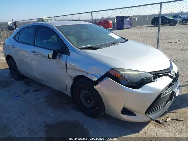 5YFBURHE4HP668239 2017 TOYOTA COROLLA - Image 1