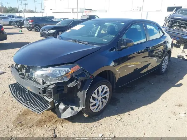 5YFBURHE4HP670377 2017 TOYOTA COROLLA - Image 2