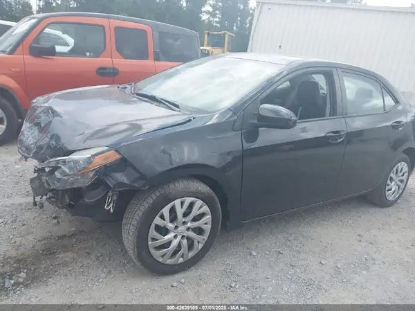 5YFBURHE4HP672355 2017 TOYOTA COROLLA - Image 2