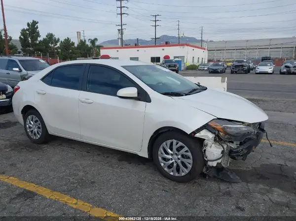 5YFBURHE4HP677586 2017 TOYOTA COROLLA - Image 1