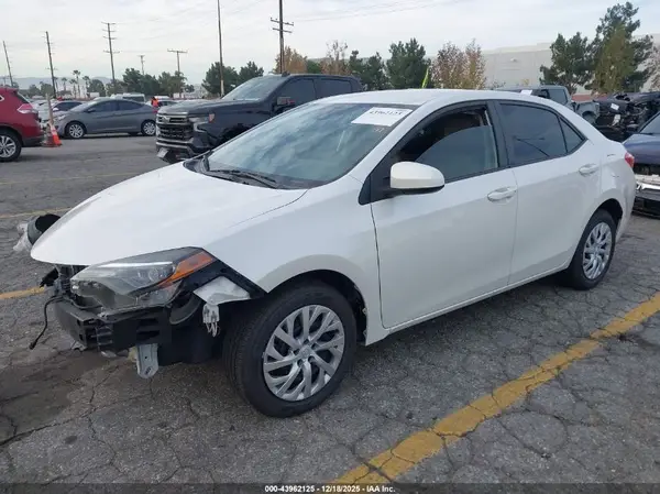 5YFBURHE4HP677586 2017 TOYOTA COROLLA - Image 2