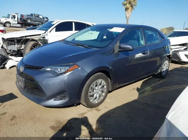 5YFBURHE4HP679175 2017 TOYOTA COROLLA - Image 2
