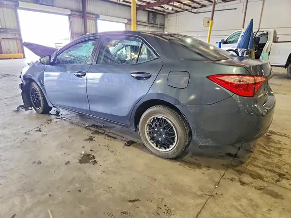 5YFBURHE4HP688359 2017 TOYOTA COROLLA - Image 2