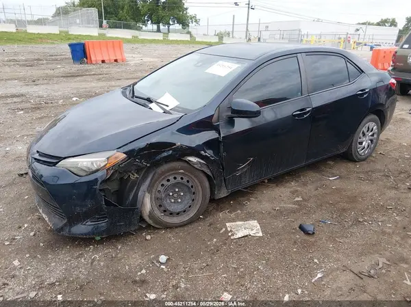 5YFBURHE4HP696817 2017 TOYOTA COROLLA - Image 2