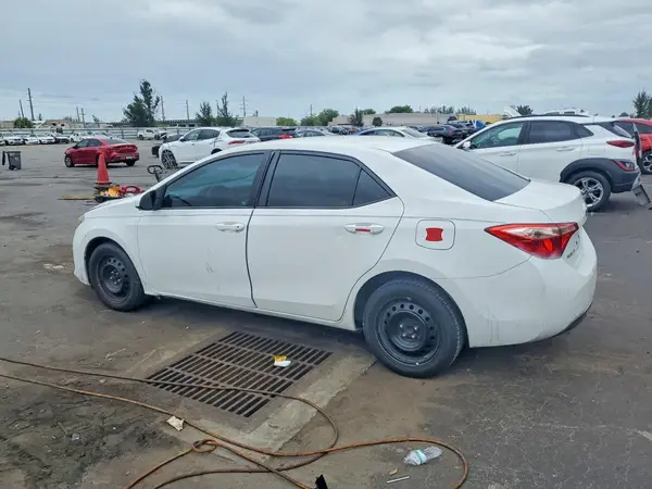 5YFBURHE4HP697692 2017 TOYOTA COROLLA - Image 2