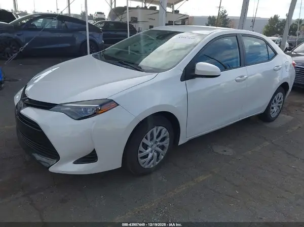 5YFBURHE4HP702471 2017 TOYOTA COROLLA - Image 2