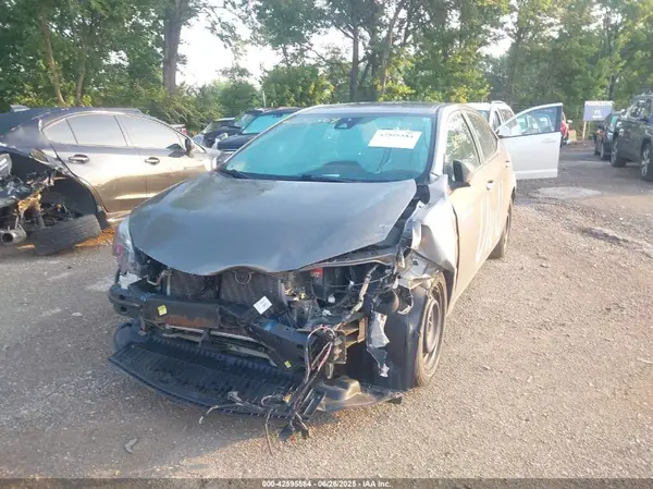 5YFBURHE4HP702843 2017 TOYOTA COROLLA - Image 2