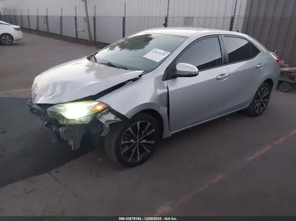 5YFBURHE4HP704768 2017 TOYOTA COROLLA - Image 2