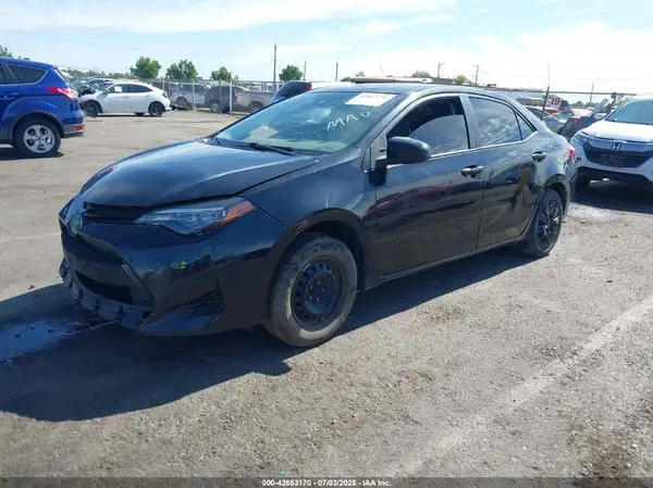 5YFBURHE4HP709727 2017 TOYOTA COROLLA - Image 2