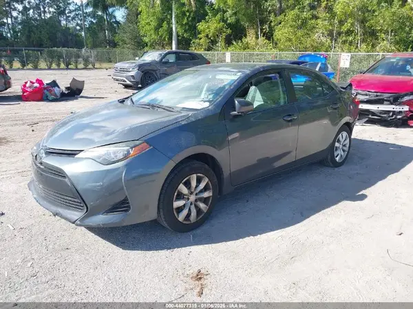 5YFBURHE4HP710456 2017 TOYOTA COROLLA - Image 2