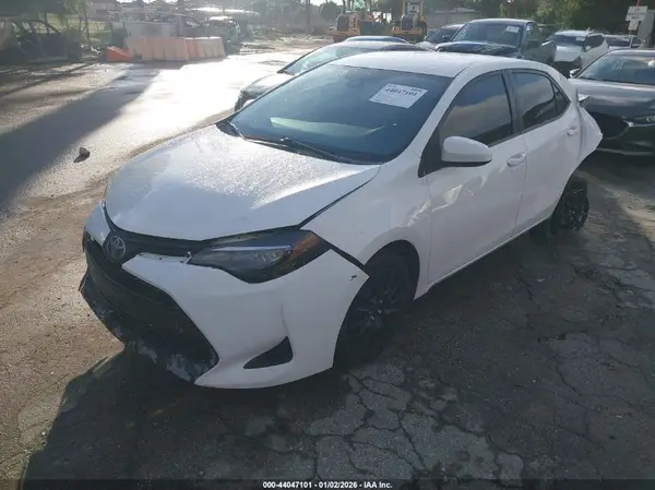 5YFBURHE4HP719240 2017 TOYOTA COROLLA - Image 2