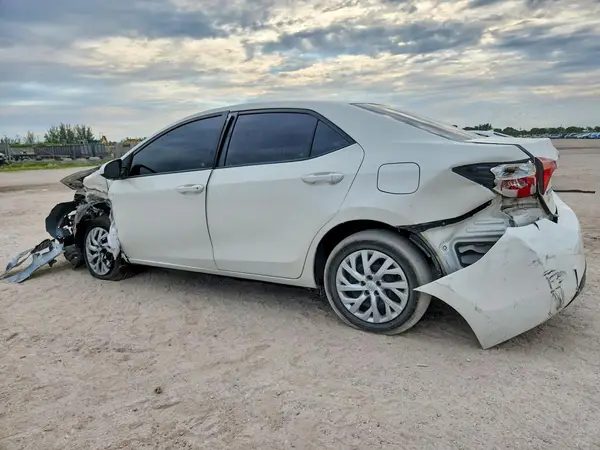 5YFBURHE4HP724793 2017 TOYOTA COROLLA - Image 2