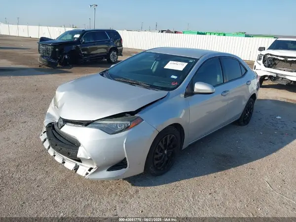 5YFBURHE4HP724969 2017 TOYOTA COROLLA - Image 2