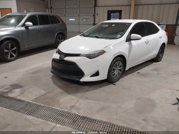 5YFBURHE4HP728603 2017 TOYOTA COROLLA - Image 2