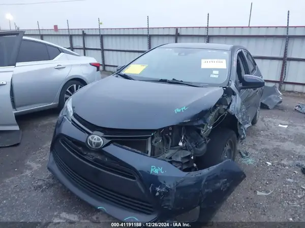 5YFBURHE4HP730349 2017 TOYOTA COROLLA - Image 2