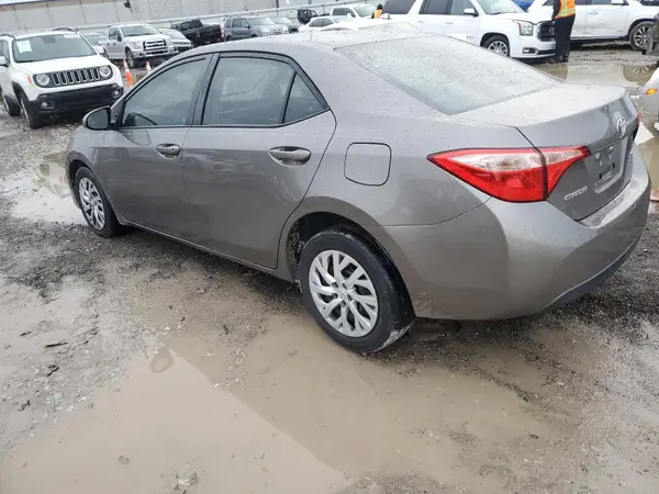 5YFBURHE4HP734272 2017 TOYOTA COROLLA - Image 2
