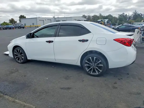 5YFBURHE4JP744452 2018 TOYOTA COROLLA - Image 2