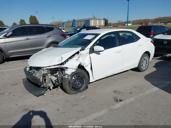 5YFBURHE4JP747142 2018 TOYOTA COROLLA - Image 2