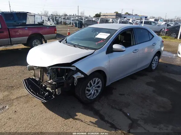 5YFBURHE4JP755094 2018 TOYOTA COROLLA - Image 2