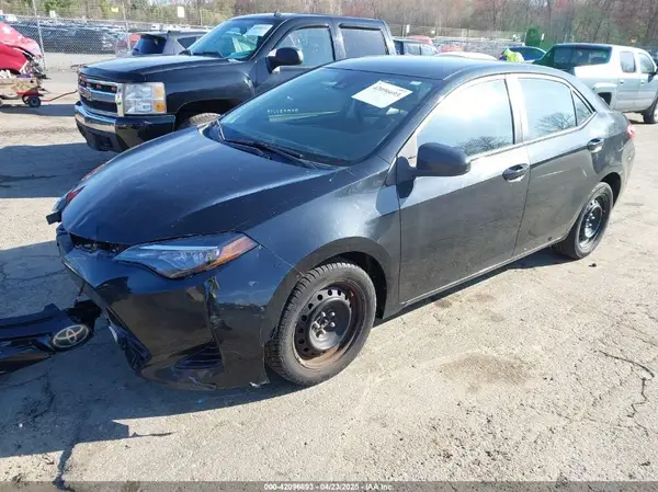5YFBURHE4JP755483 2018 TOYOTA COROLLA - Image 2