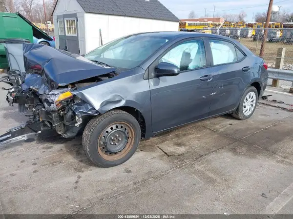 5YFBURHE4JP756682 2018 TOYOTA COROLLA - Image 2
