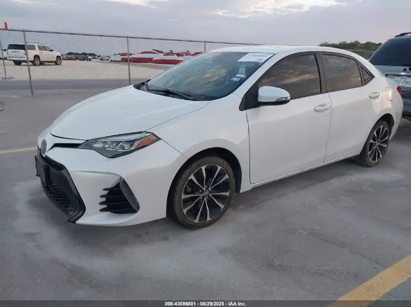 5YFBURHE4JP757203 2018 TOYOTA COROLLA - Image 2