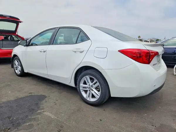 5YFBURHE4JP757945 2018 TOYOTA COROLLA - Image 2