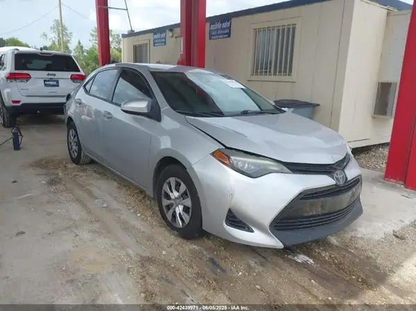 5YFBURHE4JP758321 2018 TOYOTA COROLLA - Image 1