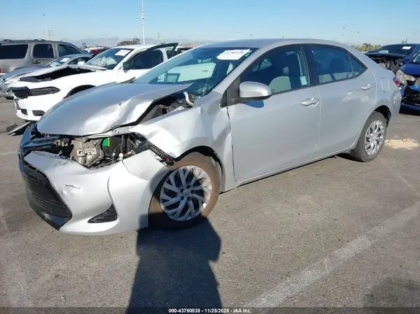 5YFBURHE4JP758609 2018 TOYOTA COROLLA - Image 2