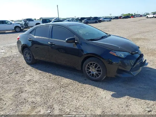 5YFBURHE4JP759100 2018 TOYOTA COROLLA - Image 1