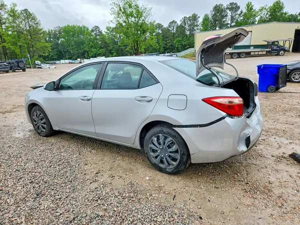 5YFBURHE4JP760117 2018 TOYOTA COROLLA - Image 2