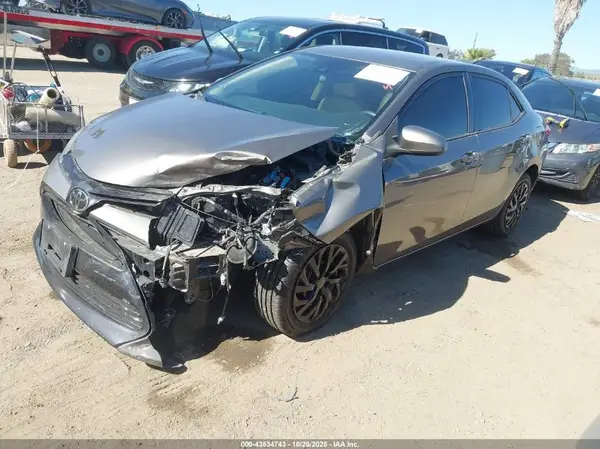 5YFBURHE4JP762661 2018 TOYOTA COROLLA - Image 2
