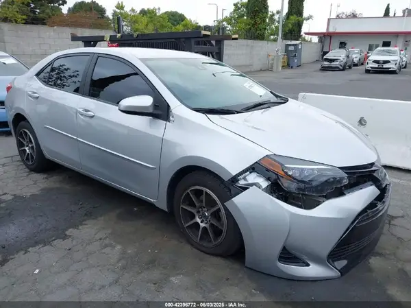 5YFBURHE4JP765818 2018 TOYOTA COROLLA - Image 1