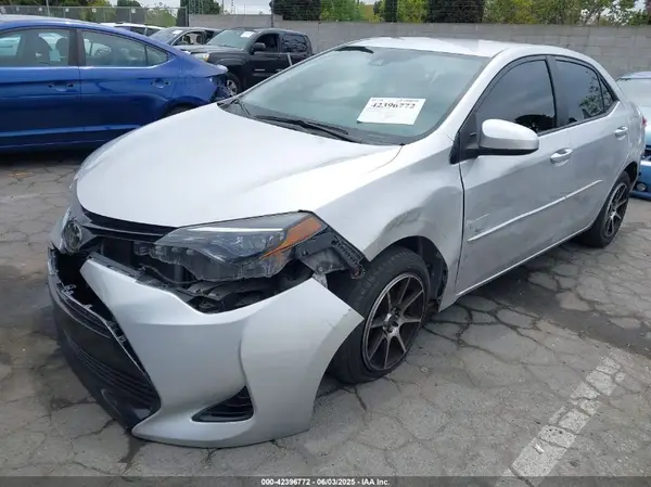 5YFBURHE4JP765818 2018 TOYOTA COROLLA - Image 2