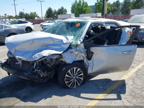 5YFBURHE4JP766158 2018 TOYOTA COROLLA - Image 2