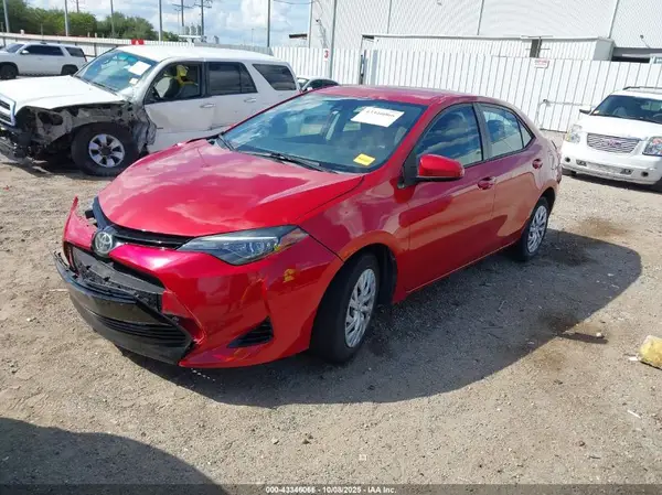 5YFBURHE4JP772574 2018 TOYOTA COROLLA - Image 2