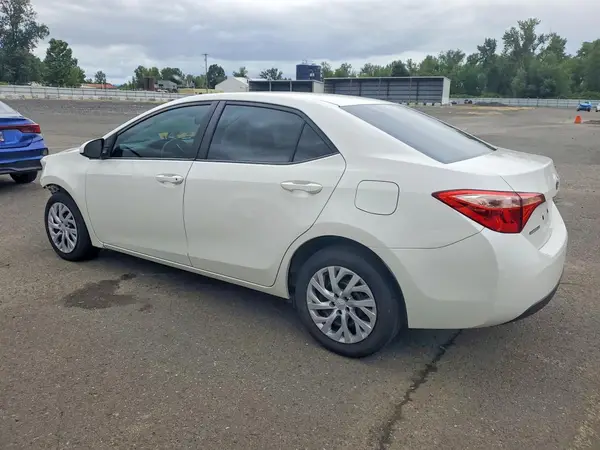 5YFBURHE4JP774423 2018 TOYOTA COROLLA - Image 2