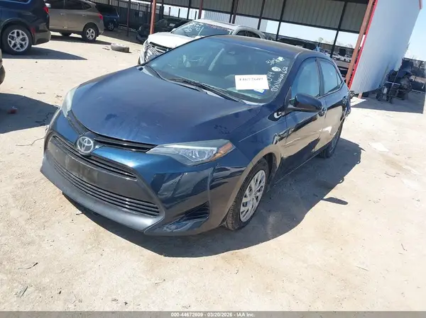 5YFBURHE4JP778522 2018 TOYOTA COROLLA - Image 2
