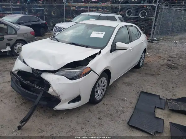 5YFBURHE4JP786233 2018 TOYOTA COROLLA - Image 2