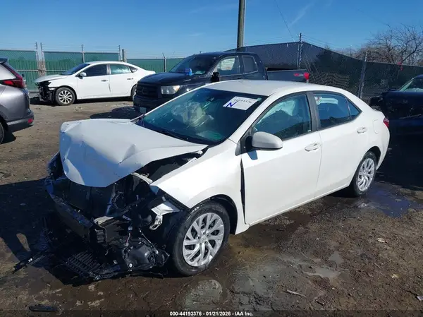 5YFBURHE4JP787964 2018 TOYOTA COROLLA - Image 2
