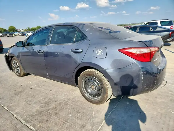 5YFBURHE4JP790427 2018 TOYOTA COROLLA - Image 2