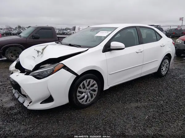 5YFBURHE4JP794803 2018 TOYOTA COROLLA - Image 2
